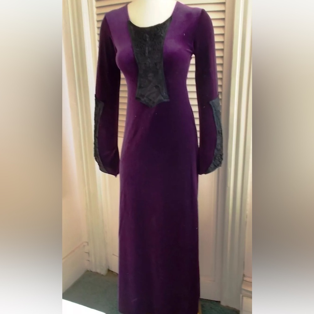 VTG-CYKXTEES-M-purple& black-medieval Renaissance fair, long sleeve, maxi gown.